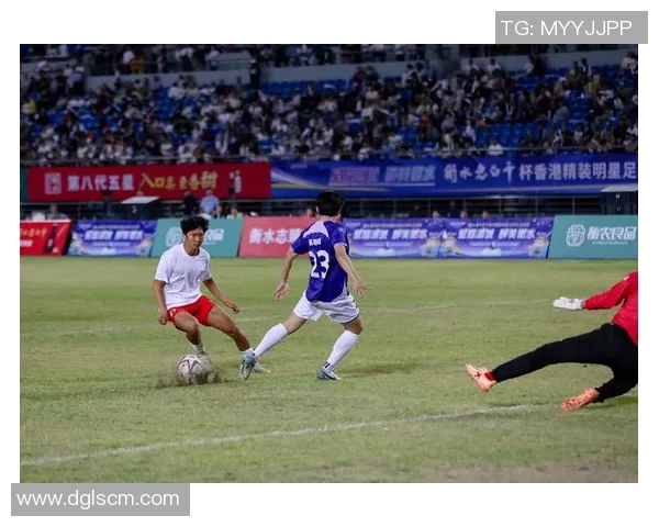 足球明星在水果海洋中尽情享受健康生活的奇妙时刻 足球明星在水果海洋中尽情享受健康生活的奇妙时刻