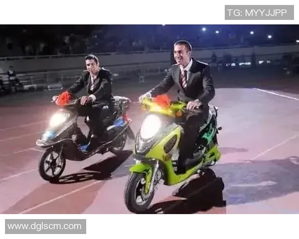 足球明星骑摩托回家引发粉丝热议展现亲民一面与生活真实感