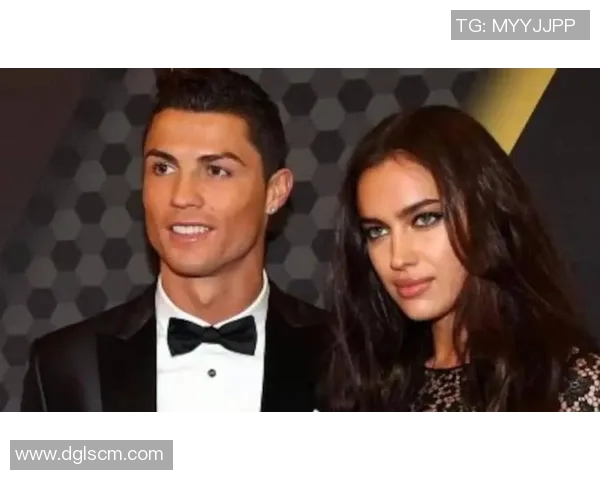 足球明星进球后甜蜜求婚瞬间引发全场欢呼与感动 足球明星进球后甜蜜求婚瞬间引发全场欢呼与感动